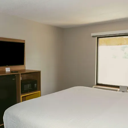 Days Inn By Wyndham Farmville-3