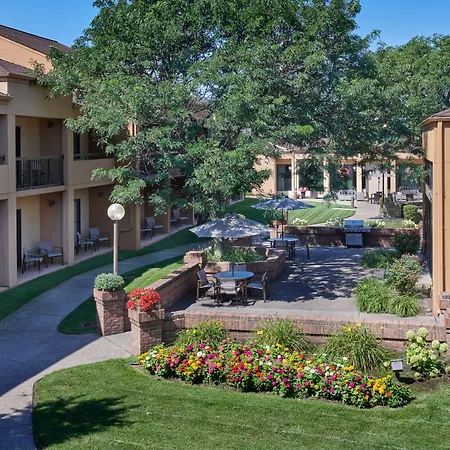 Courtyard Detroit Dearborn-3