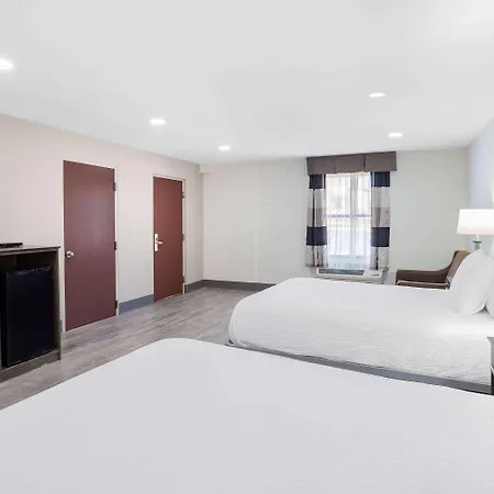 Ramada By Wyndham Hendersonville-3