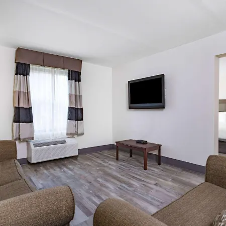 Ramada By Wyndham Hendersonville-2