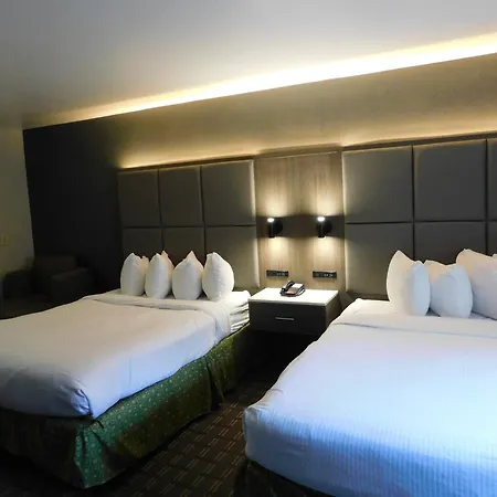 Days Inn & Suites By Wyndham Downtown Gatlinburg Parkway-2
