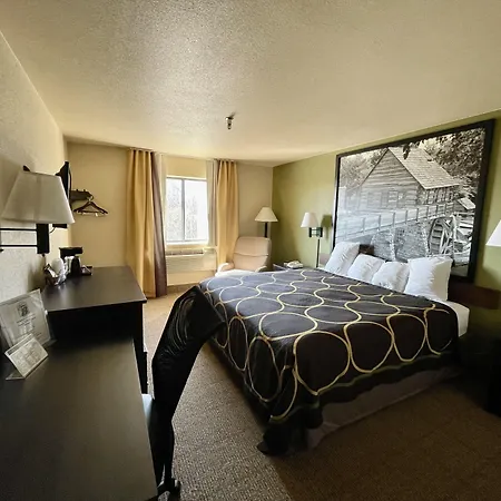 Super 8 By Wyndham Macon-3