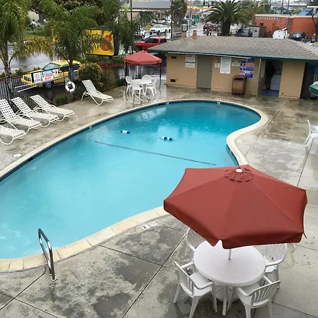 Super 8 By Wyndham Salinas-3