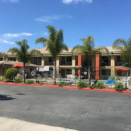 Super 8 By Wyndham Salinas-2