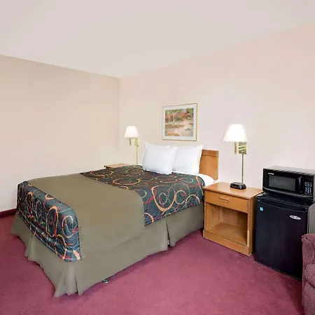 Days Inn By Wyndham Boonville-3