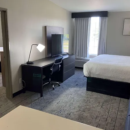 Days Inn & Suites By Wyndham Tahlequah-2