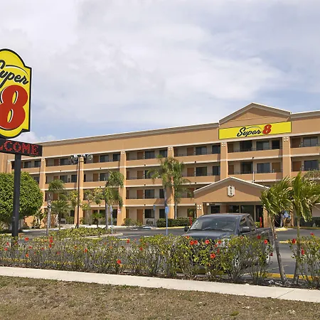 Super 8 By Wyndham Fort Myers-2