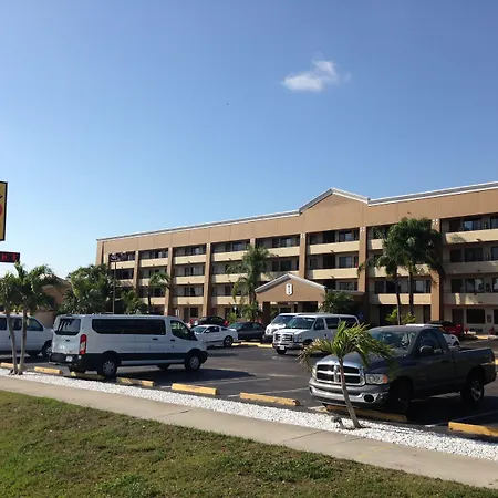 Super 8 By Wyndham Fort Myers-3