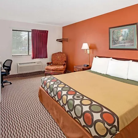 Super 8 By Wyndham Crystal Lake-3