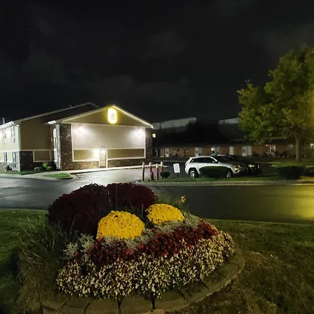 Super 8 By Wyndham Sterling Heights/Detroit Area-3
