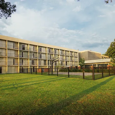 Historic Whispering Woods Hotel & Conference Center-3