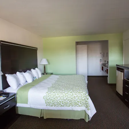 Days Inn By Wyndham Oceanside-2
