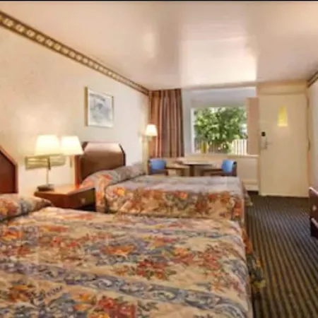 Ramada By Wyndham Baltimore West-3
