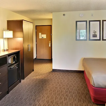 Blossom Hotel & Suites Traverse City-3