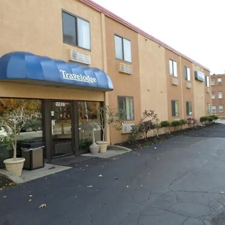 Travelodge By Wyndham Cleveland Lakewood-3
