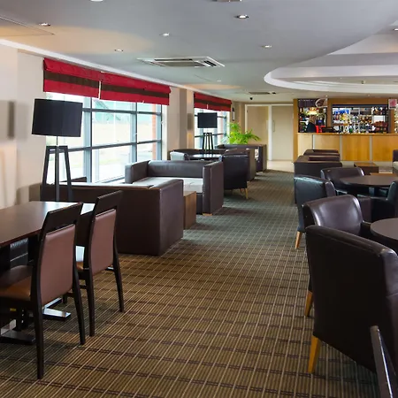 Holiday Inn Express London Luton Airport By Ihg-3