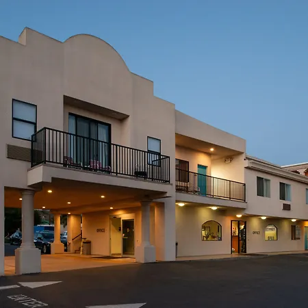 Edgewater Inn And Suites-3