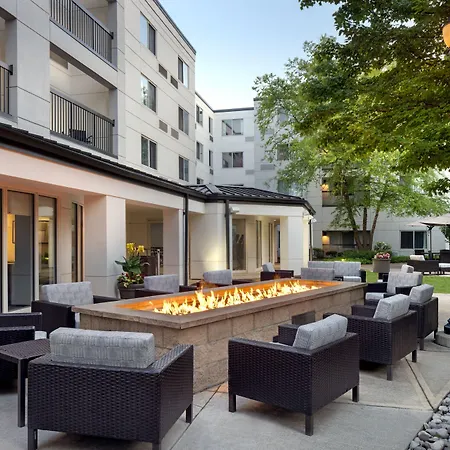 Courtyard Edison Woodbridge-2