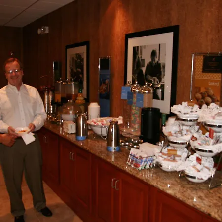Hampton Inn Woodbridge-3