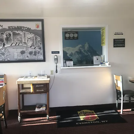 Super 8 By Wyndham Evanston-2