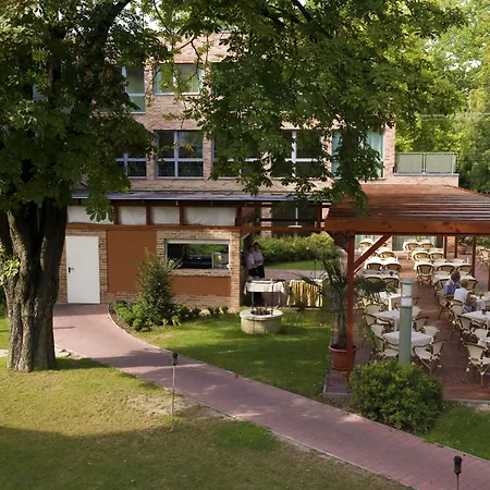Holiday Beach Budapest Hotel-3