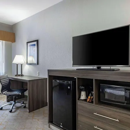 Best Western Plus Victoria Inn & Suites-3