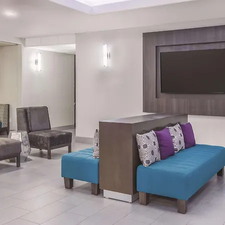 La Quinta By Wyndham Bay City-2