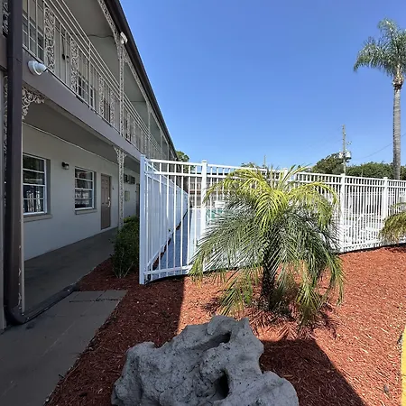 Econo Lodge St Petersburg Central-2