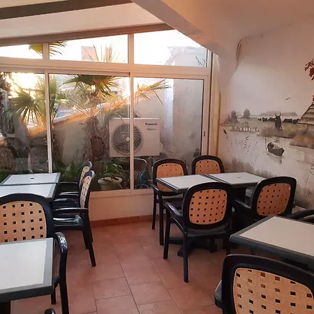 Hotel Les Palmiers En Camargue-3
