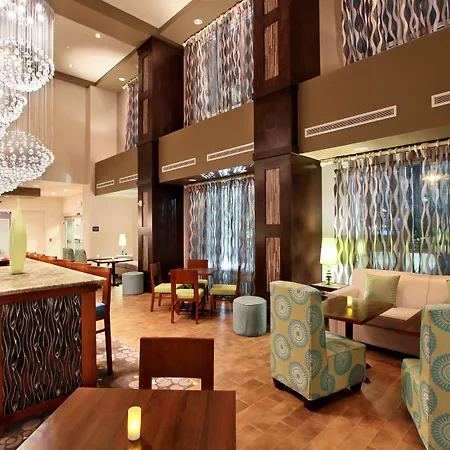 Hampton Inn & Suites Winnie-3