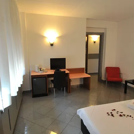 Hotel Bahnhof Haus-2