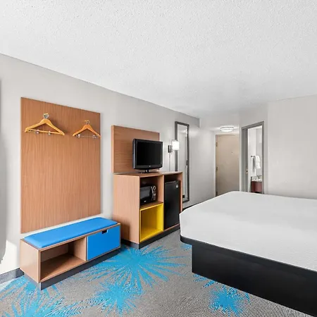 Days Inn & Suites By Wyndham Cedar Rapids-2
