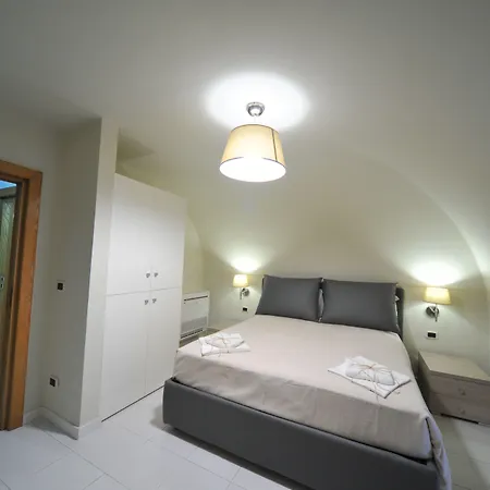 Gatto Bianco House-2