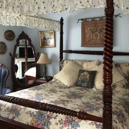 Armistead Cottage Bed & Breakfast-3