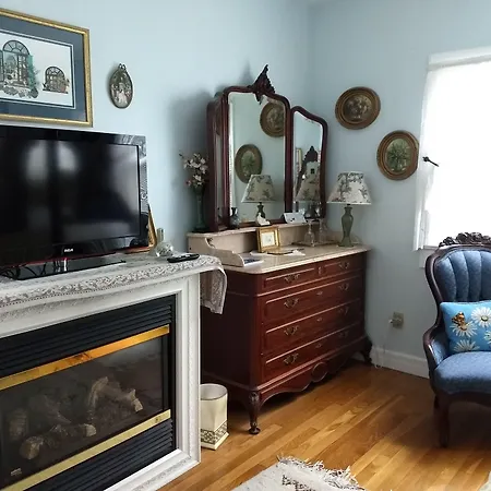Armistead Cottage Bed & Breakfast-2
