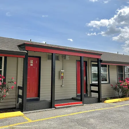 Whistling Pines Motel- Daily And Extended Stay-3