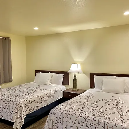 Whistling Pines Motel- Daily And Extended Stay-2