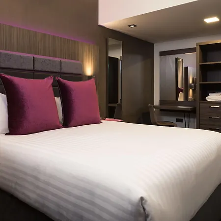 Roomzzz Manchester Victoria-3