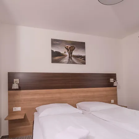 Boutique-Hotel Kronenstuben - unschlagbare Zentrumsnähe direkt am Marstall&Marktplatz - Schloss in 3 Min - Frühstück - Langzeitmiete-2