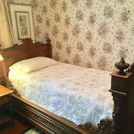 Old Iron Inn Bed And Breakfast-2