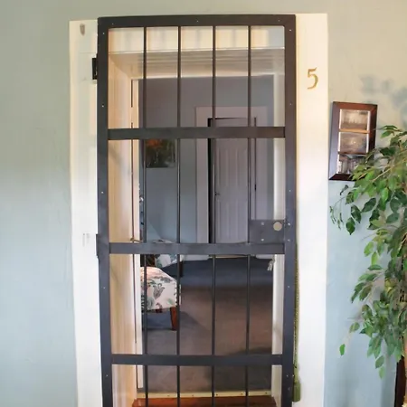Jailer'S Inn-2