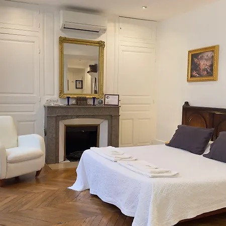 Chambre de charme au coeur du vieux Valence - Confort&Calme-2