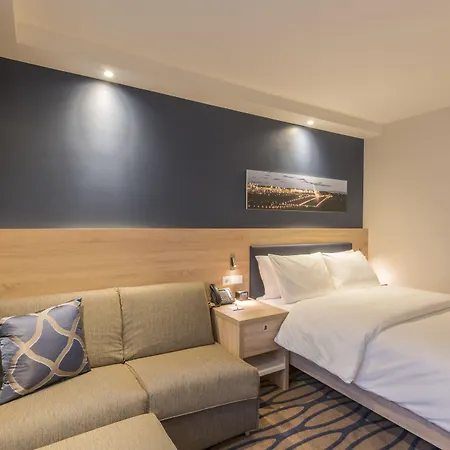 Hampton By Hilton Munich City North-3