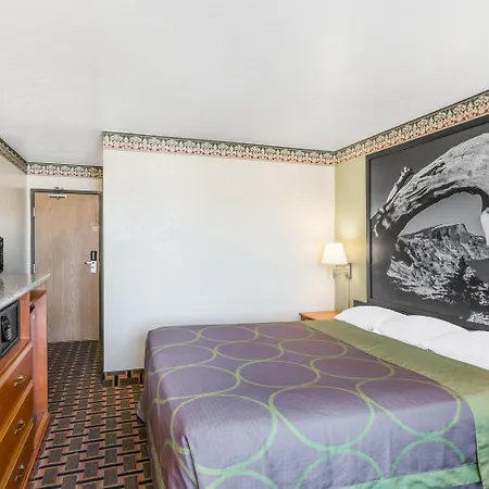 Super 8 By Wyndham Grants Pass-3