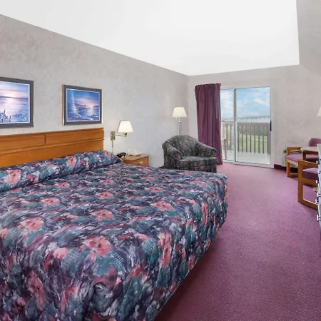 Super 8 By Wyndham St. Ignace-3