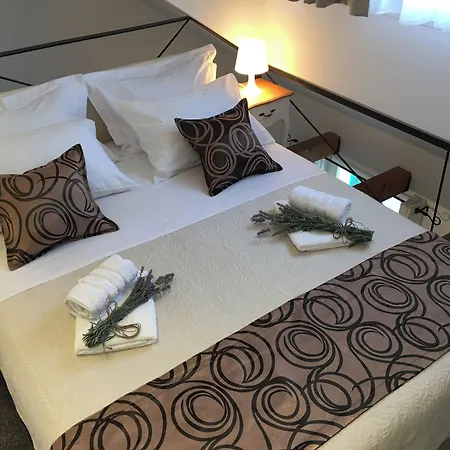 Rooms And Apartments Paese-2
