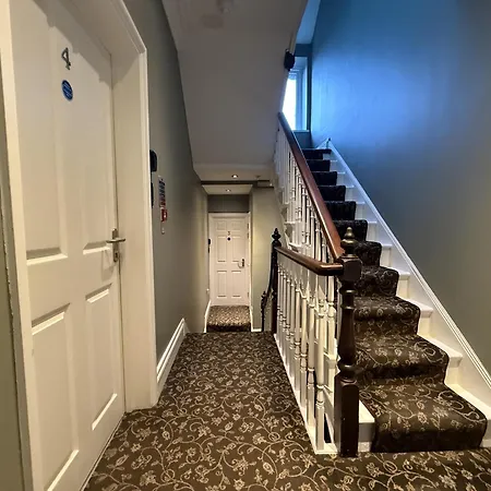 Number One Hundred Bed And Breakfast-3