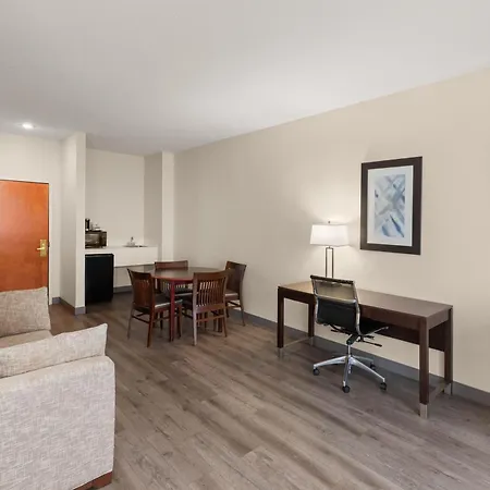 Wingate By Wyndham Destin-2
