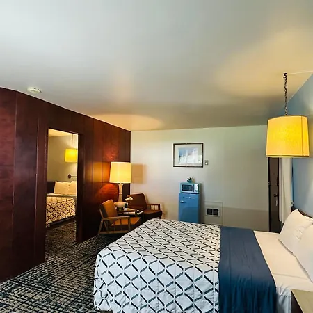 Curly Redwood Lodge-2