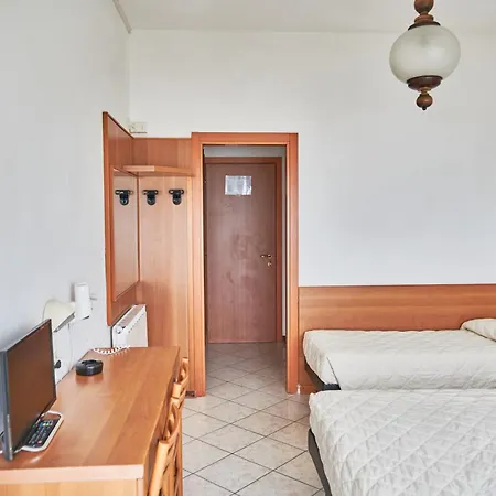Hotel Caesar B&B Fronte Mare in Centro di Milano Marittima-3
